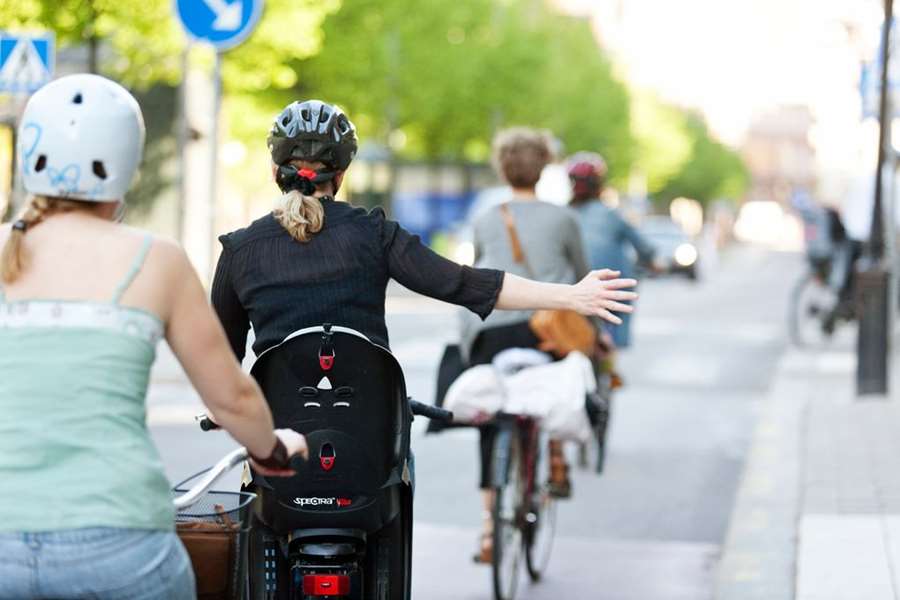 Handlingsplanen för mobilitet och trafik anger bland annat hur hur mycket utrymme som kan upplåtas för cyklister, bilar respektive gångtrafik. Foto: Johnér