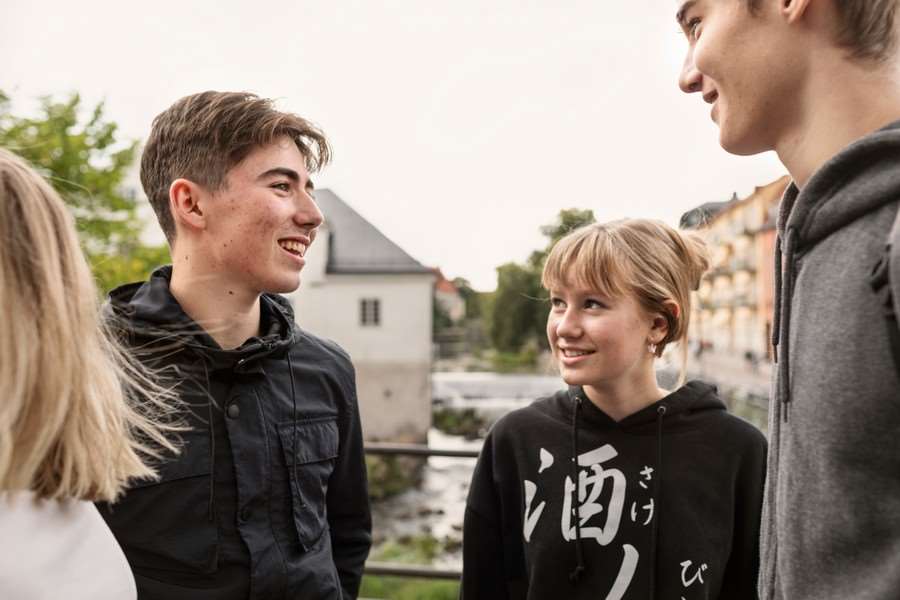 Ungdomar står och pratar med varandra