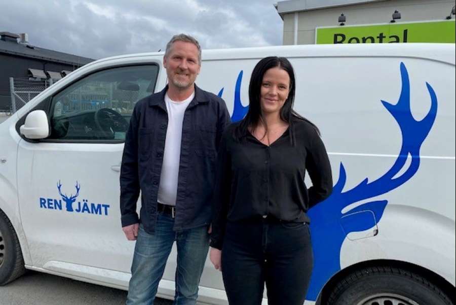 Moa Andréasson och Peter Andréasson på företaget Ren Jämt framför företagsbil