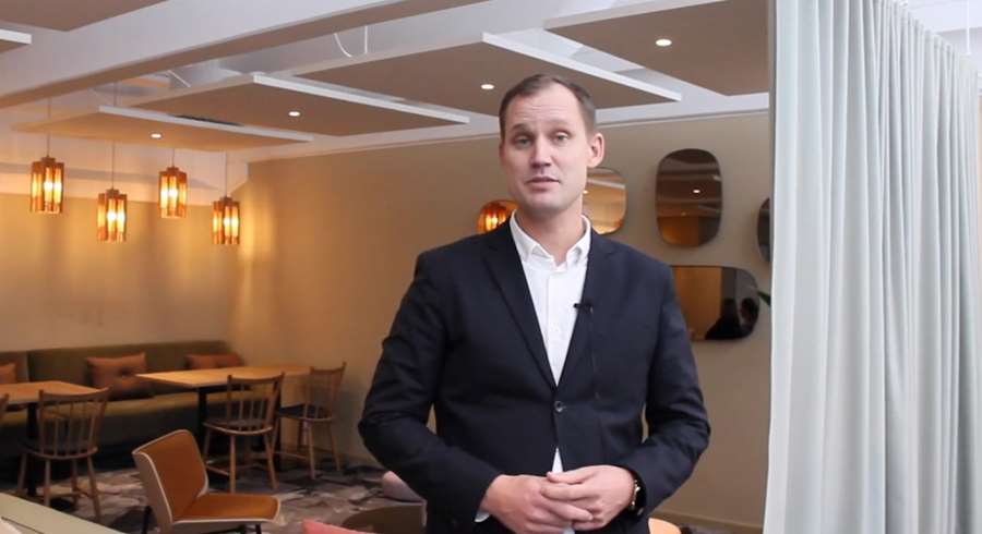 Per Nilsson chef för projektutveckling på Klövern, i en konferenslokal