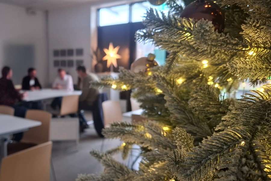 Julgran och personer på Möjligheternas plats, Studenternas