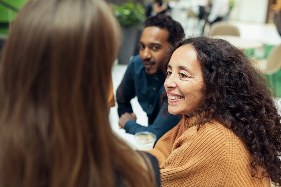 Tre kvinnor och en man samtalar. Foto: Johnér bildbyrå