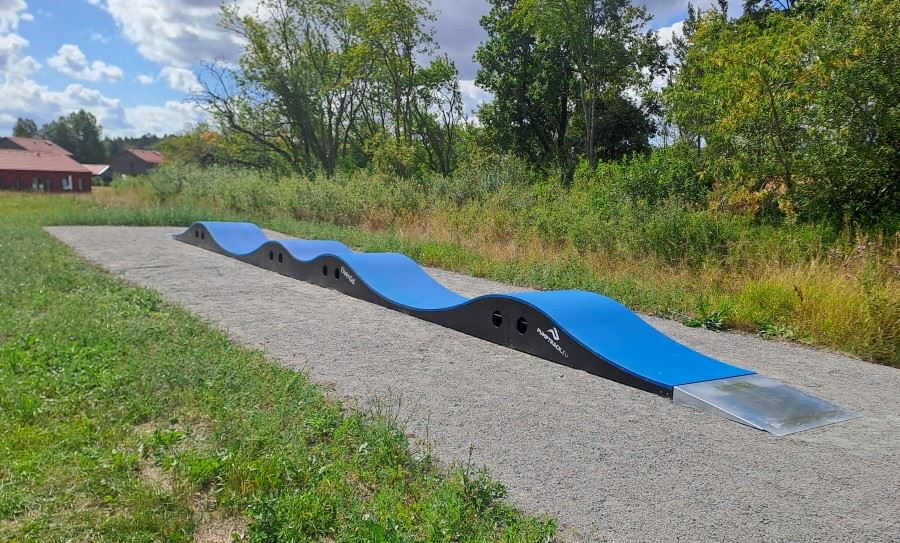 En rak pumptrack vid lekplatsen i Södra Gunsta.