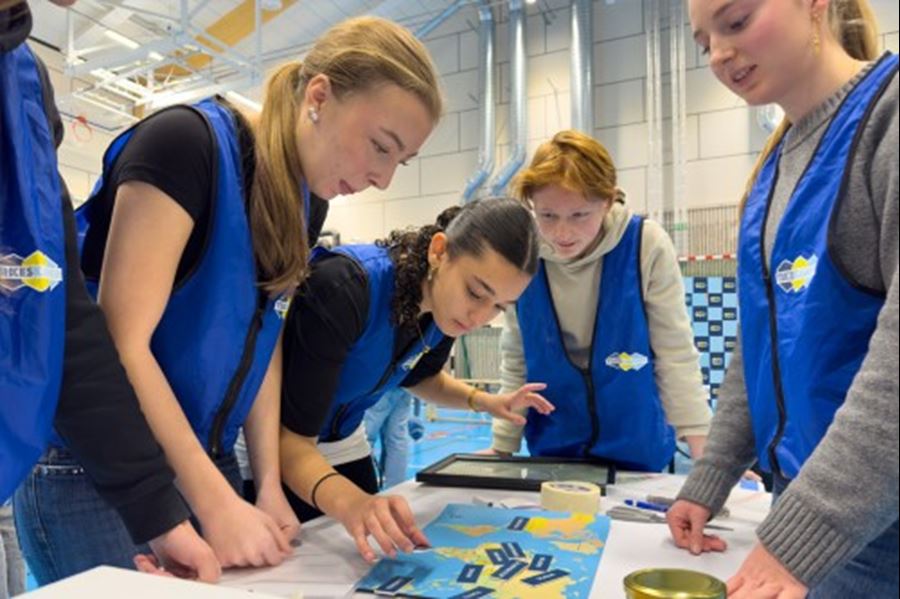 Alva Edlund, Melak Adilsson, Einar Widman Normark och Alva Sabelsk&ouml;ld, klass 8C Tunabergsskolan.