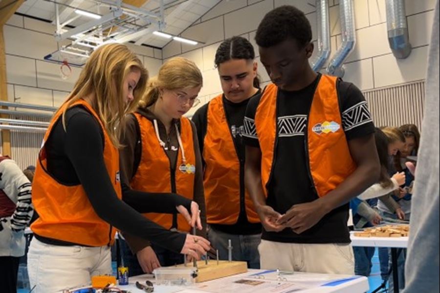 David Miracle Senoga, Sara Ericsson och Hilde Ros&eacute;n, klass 8E Nannaskolan.