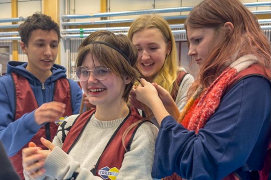 Jacob Holmen, Nora Mellwing Linderl&ouml;f, Elvira L&ouml;nn och Wilja Str&aring;le Lundin, klass 8D, Nannaskolan.