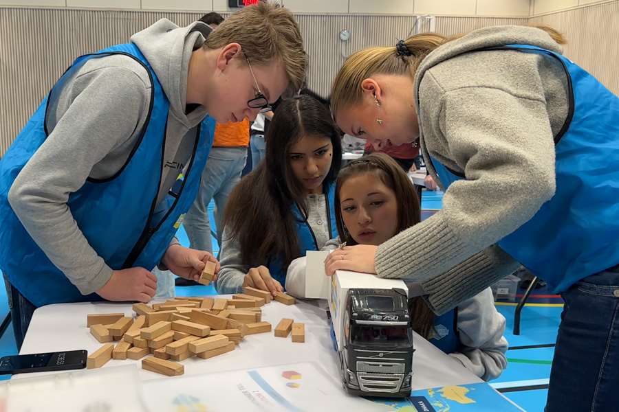 William Svensson, Keyla Sadegi Moghaddas, Elise Diep Anderlid och Vera Heldt från klass 8B i Tunabergsskolan.