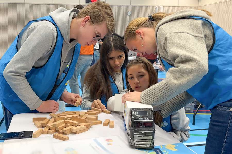 William Svensson, Keyla Sadegi Moghaddas, Elise Diep Anderlid och Vera Heldt från klass 8B i Tunabergsskolan.