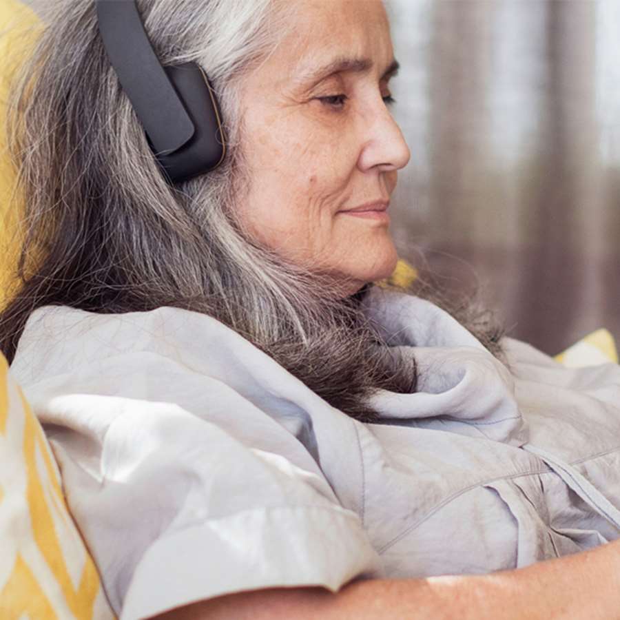 Äldre kvinna med hörlurar