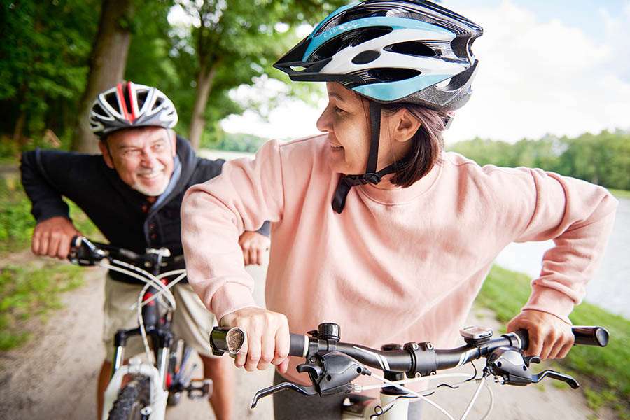 Man och kvinna på cykel
