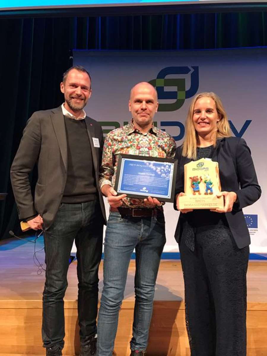 Från vänster: Jens Holm (V), ordförande Trafikutskottet, Rickard Malmström (MP) kommunalråd, och Susanne Afzelius, Upphandlingschef Uppsala kommun. Foto: Uppsala kommun