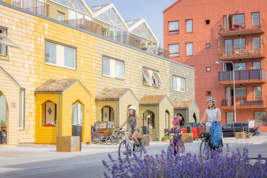 Kvinna och två flickor på cykel i Rosendal