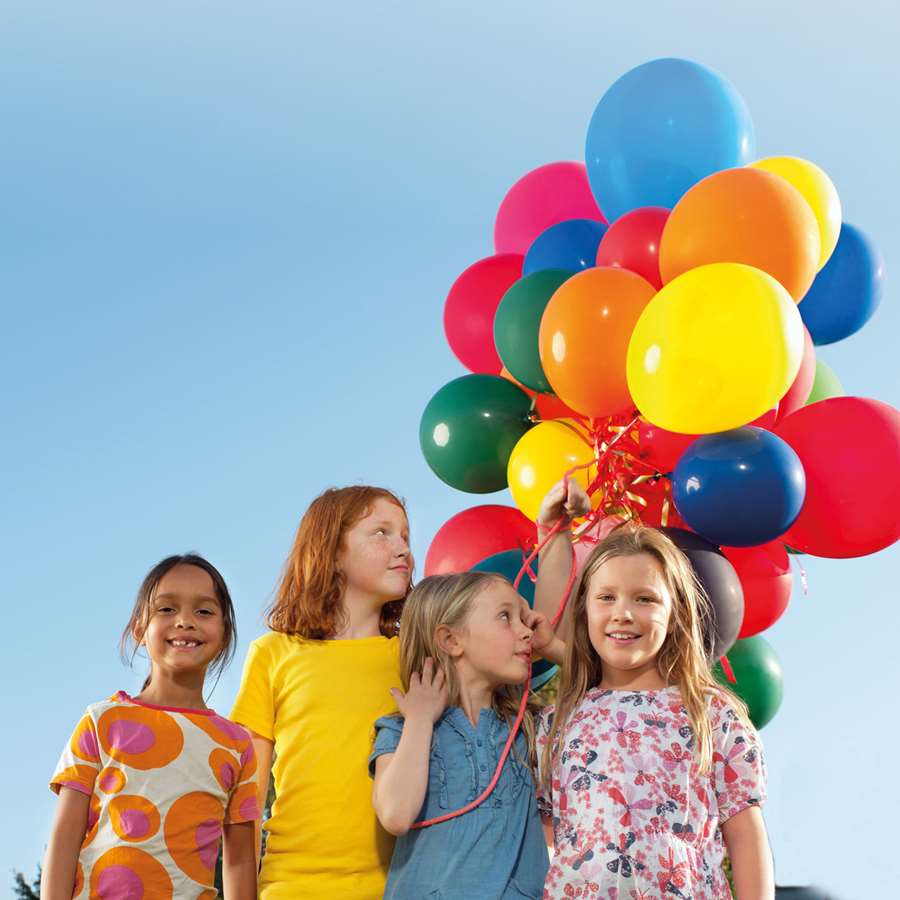Firande barn med ballonger