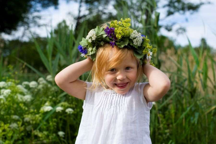 Flicka med blomsterkrans i håret