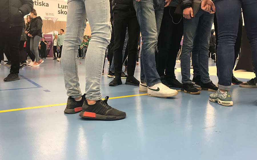 Ben på ungdomar som besöker gymnasiemässan
