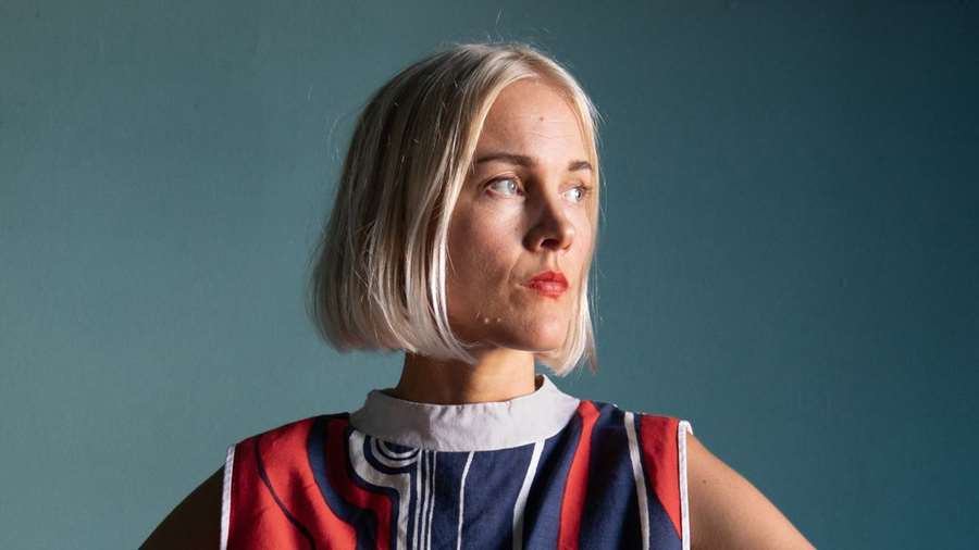 Skator – alias Lina Högström från Umeå bjuder på egensinniga sånger och känsliga melodier under Art Night, 29 augusti. Samma kväll hörs även Majken från Malmö i ett intimt soloset. Foto: Barzan Dello.