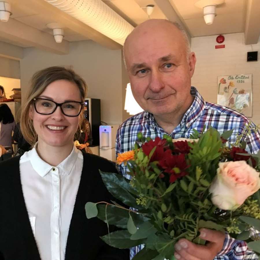 Helena Hedman Skoglund och Tomas Rylander med blommor