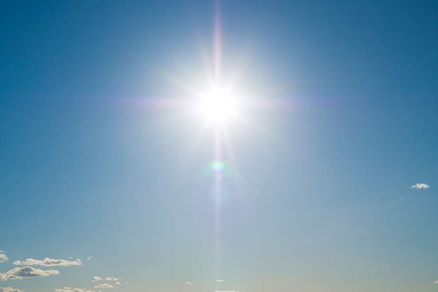 Bild på en starkt lysande sol