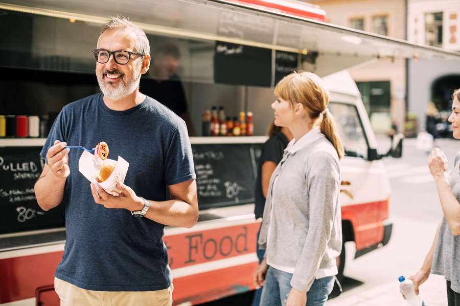 Man äter vid en foodtruck.