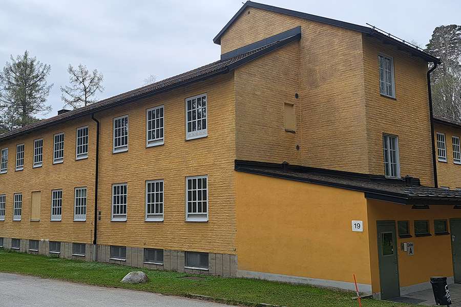 Byggnad i gult tegel