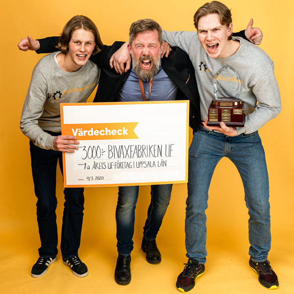 Albin Ljudén, Victor Olsmats och läraren Paul Hodacs firar med ett diplom i händerna