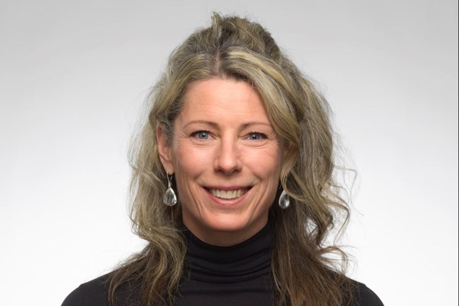 Kvinna med tofs i håret och svart tröja