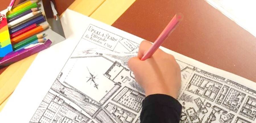 Barn som färglägger karta