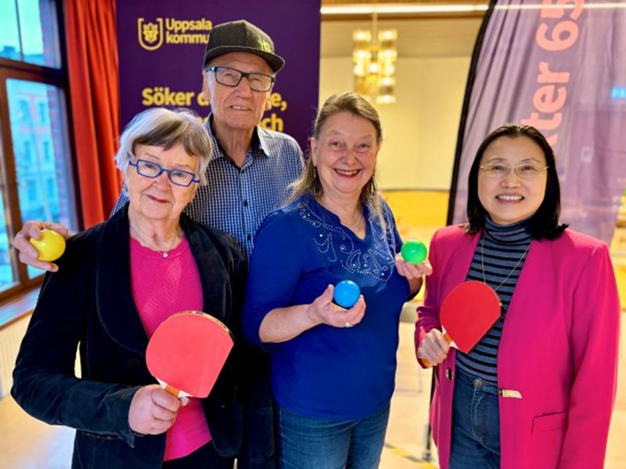Fyra pensionärer med pingisracketar