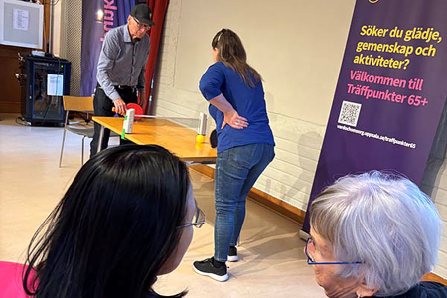 En man och en kvinna spelar Push-Pong