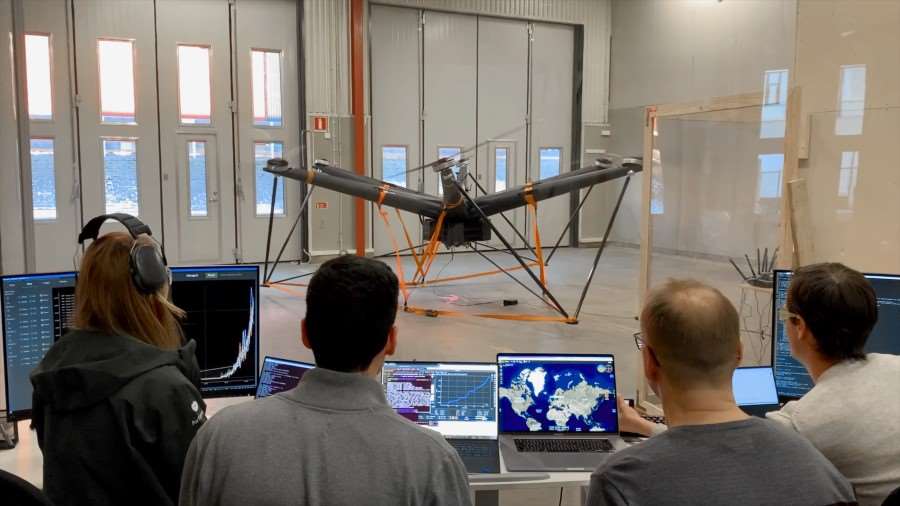 Test av Airforestrys drönare i en hangar.jpg
