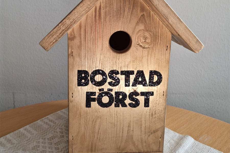 Priset som delades ut är utformad som en fågelholk.