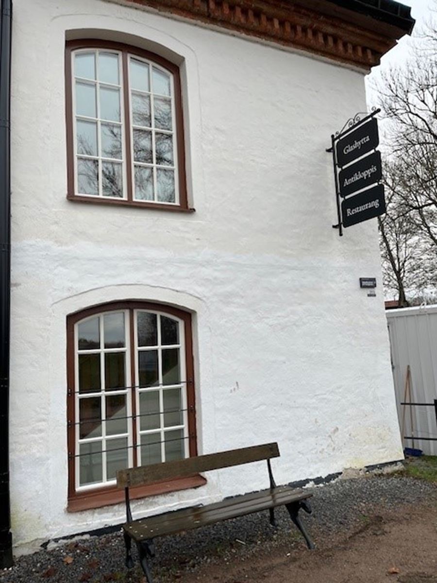 Färdigrenoverade fönster på kvarnbyggnaden.