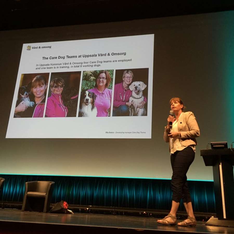 Mia Boive föreläser om vårdhundar under konferens i Paris.