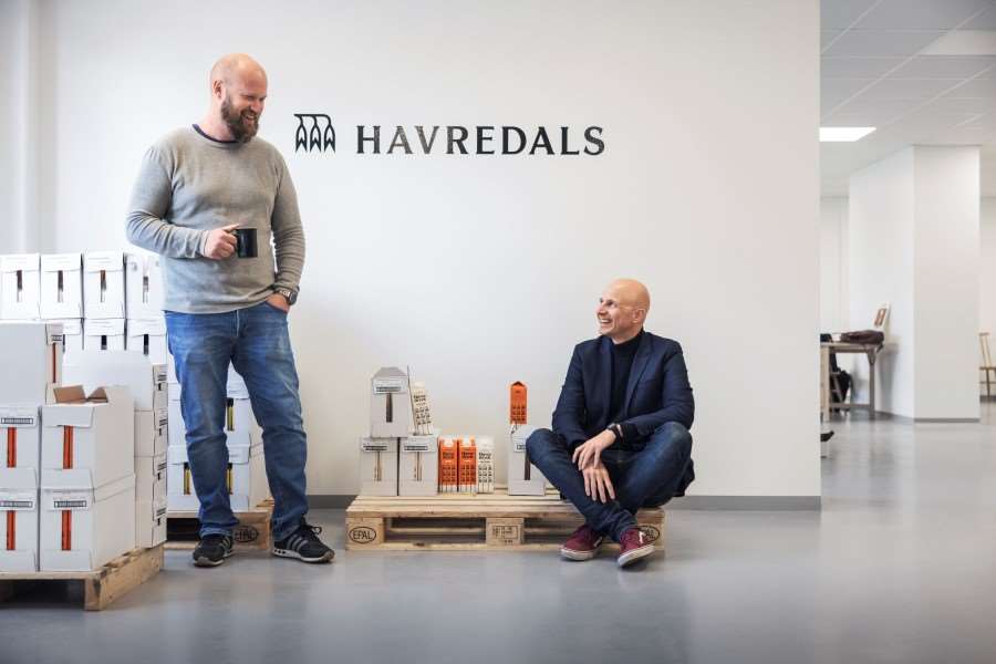 Grundarna av Havredals, med produkter på lastpallar