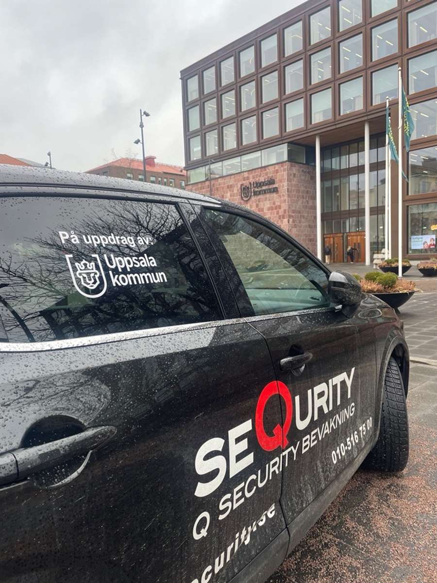 En bil som körs av ordningsvakter