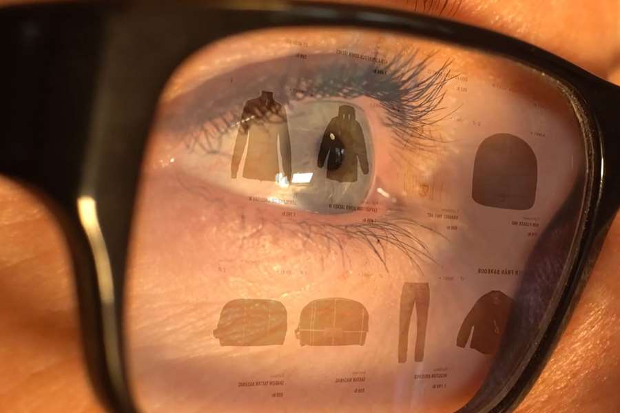 Reflektion i persons glasögon som handlar på nätet.