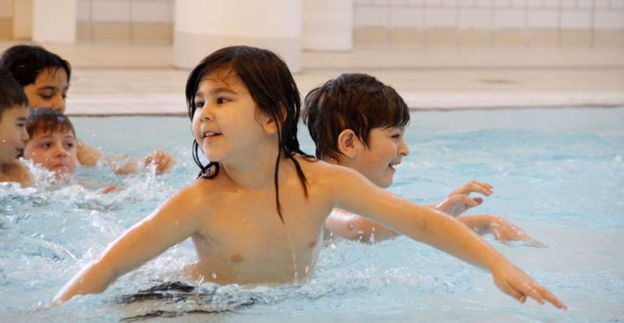 Barn som badar i simskolan