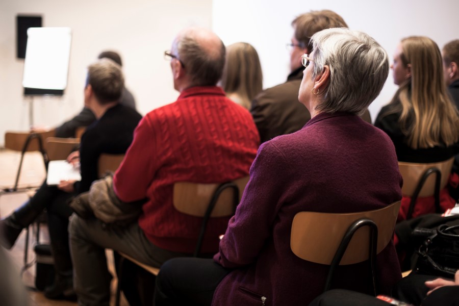 Människor tittar på en föreläsning