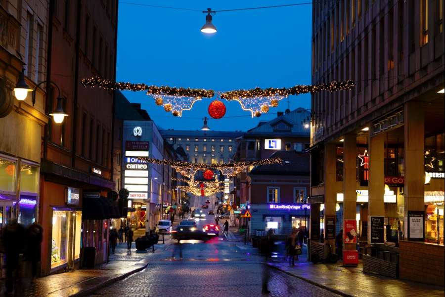 Drottninggatan med julbelysning slottet i bakgrunden