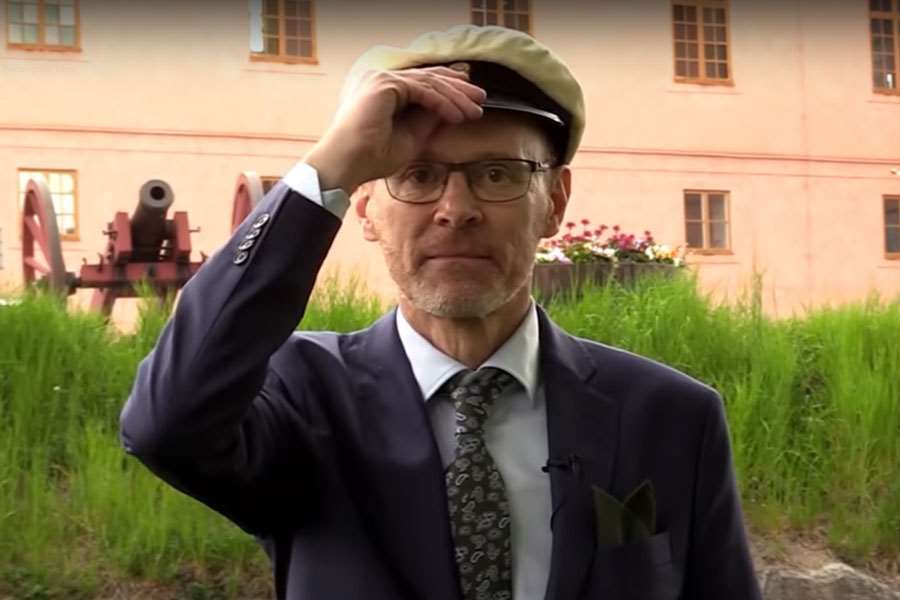 Stefan Nyhem, rektor på Lundellska skolan, sätter på sig studentmössa