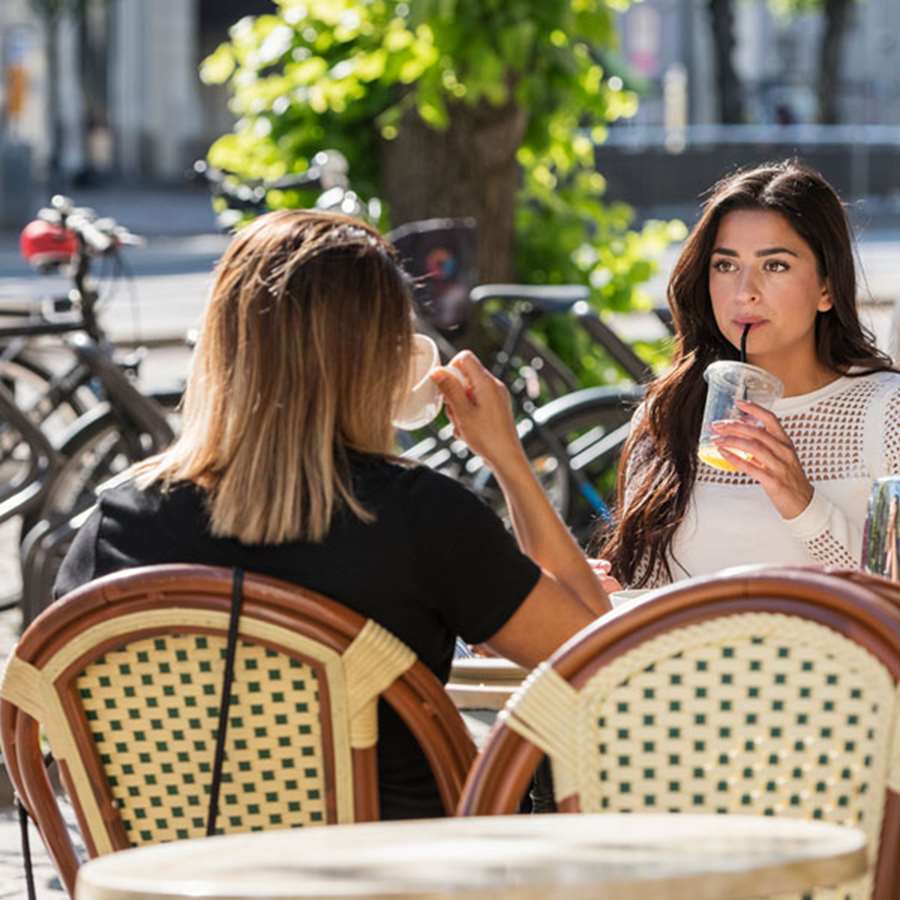 Personer på uteservering