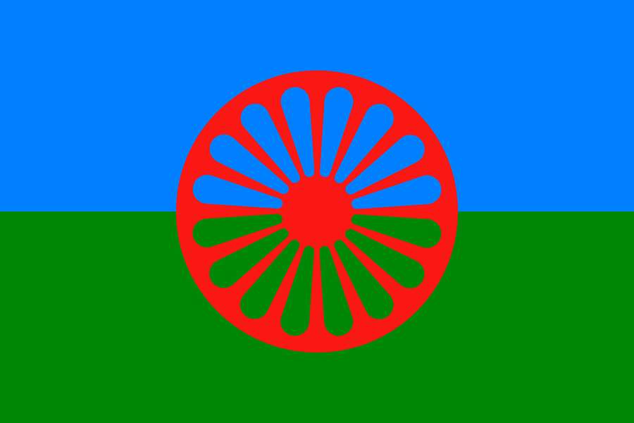 Romska flaggan: blå och grön botten med en form av röd cirkel på