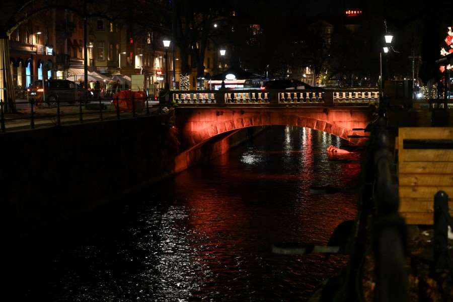 En bro som lyser i orange