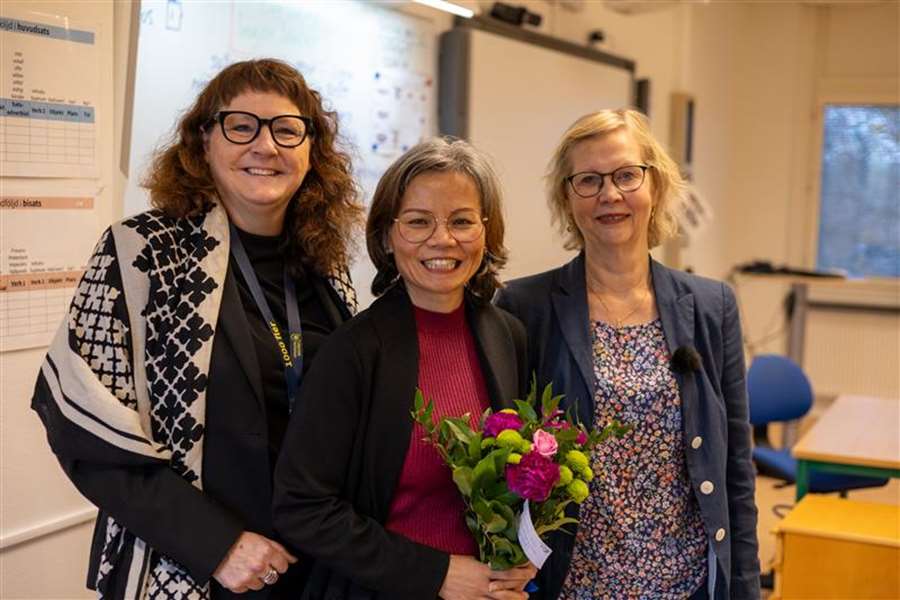 från vänster Helena Clementson arbetsmarknadsförvaltningens direktör, vinnare sfi-lärare Haiying Gan Eriksson, arbetsmarknadsnämndens vice ordförande Monica Lindgren Petersson (V)