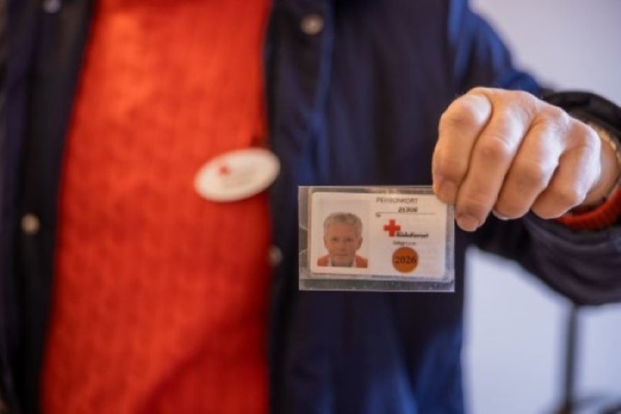 En hand visar fram ett identifikationskort