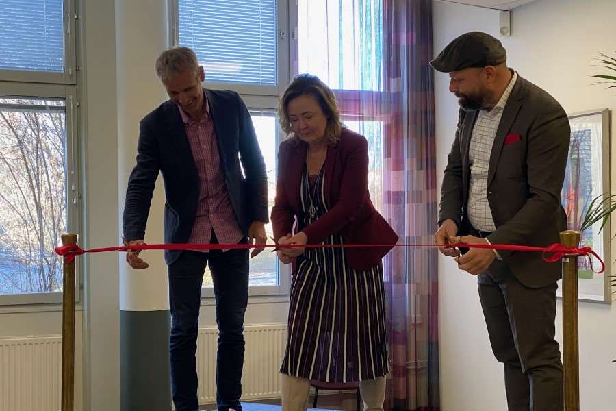 Tre personer klipper gemensamt det röda bandet vid invigningen av Utbildnings- och jobbcenter Boländerna