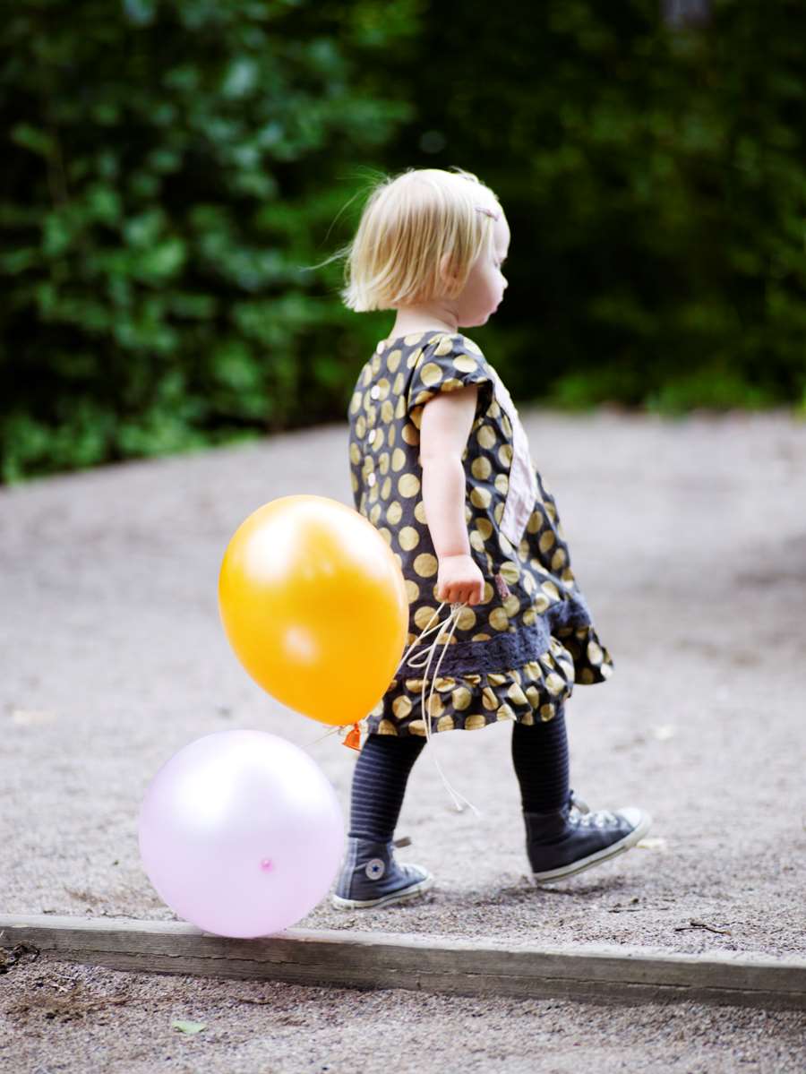 Barn med ballong