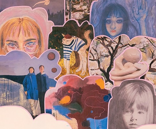 Målningar med ansikten.