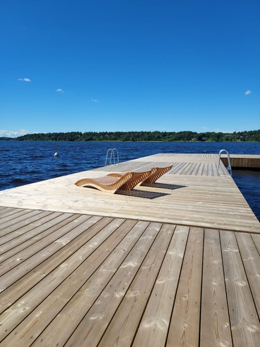 Bryggan i Skarholmen med solstolar i trä