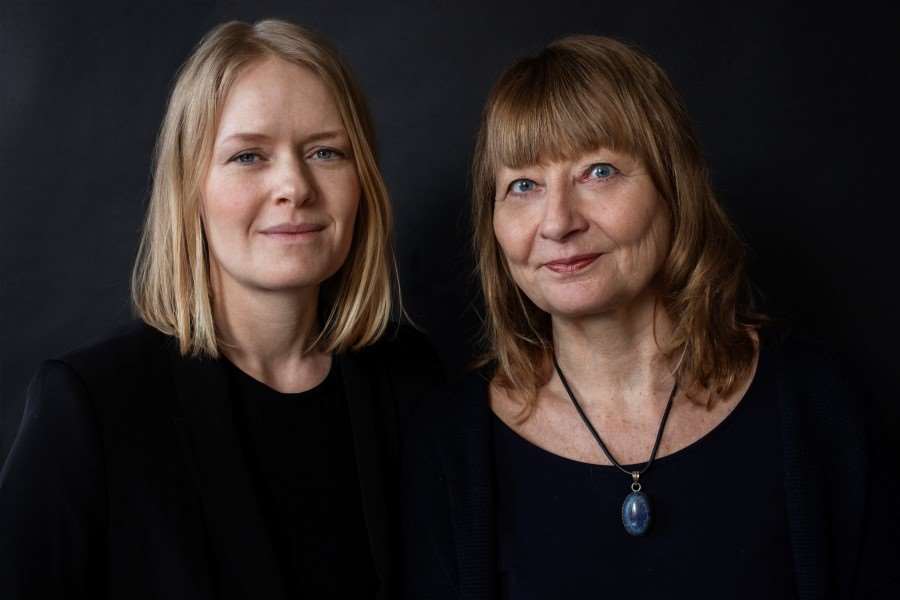 Porträttbild på två kvinnor.
